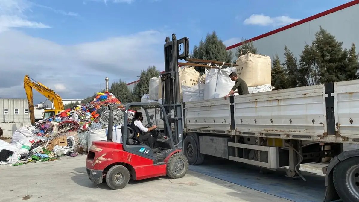 Forkliftle kamyona hurda yüklemesi yapılan tesis sahası — Velimeşe OSB’deki tesisimizden.