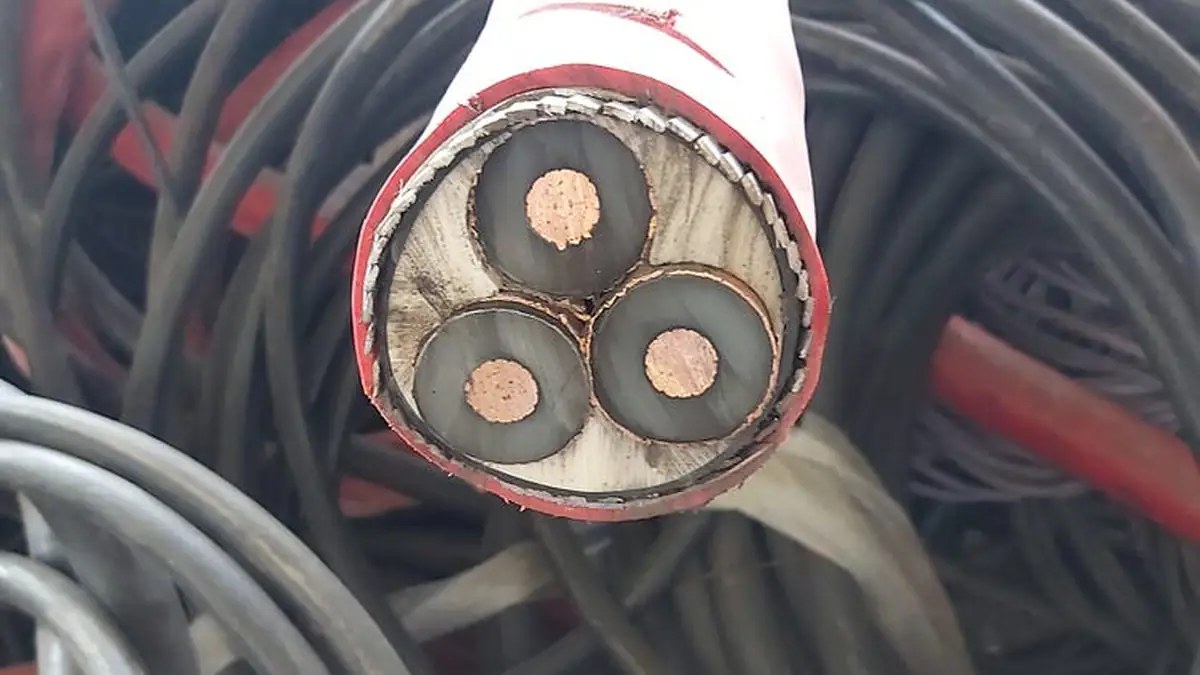 Üç damarlı enerji kablosunun kesiti ve içindeki bakır iletkenler — Velimeşe OSB’deki tesisimizden.