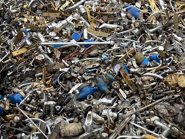 Ayrıştırılmak üzere toplanmış karışık metal hurda yığını
